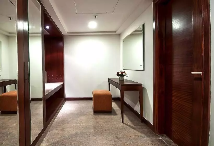 هتل The Golden Plaza