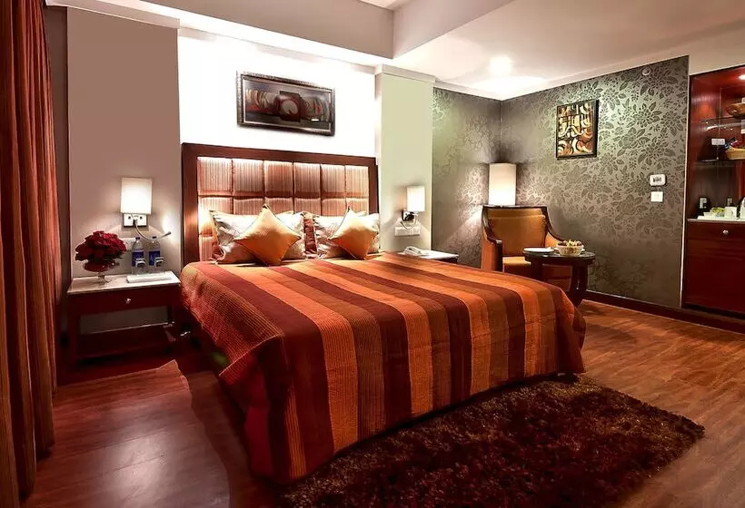 هتل The Golden Plaza