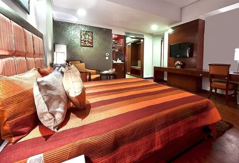 هتل The Golden Plaza