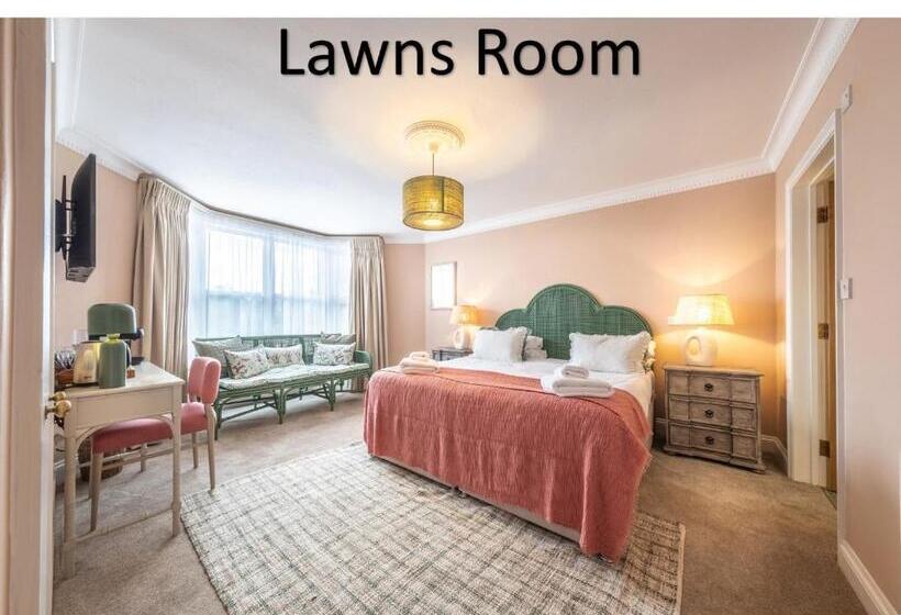 호텔 The Feathers Holt