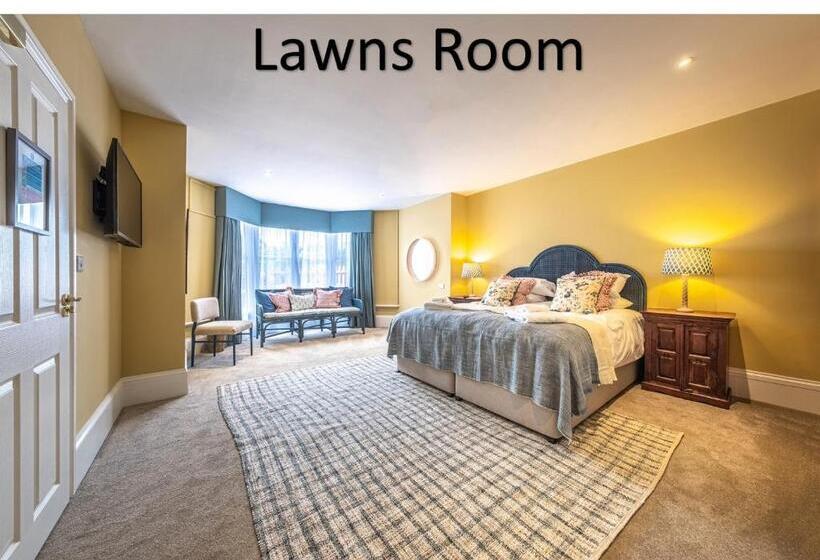 호텔 The Feathers Holt