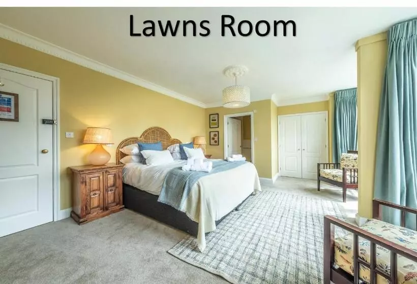 Hotel The Feathers Holt