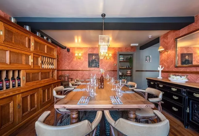 Hotel The Feathers Holt