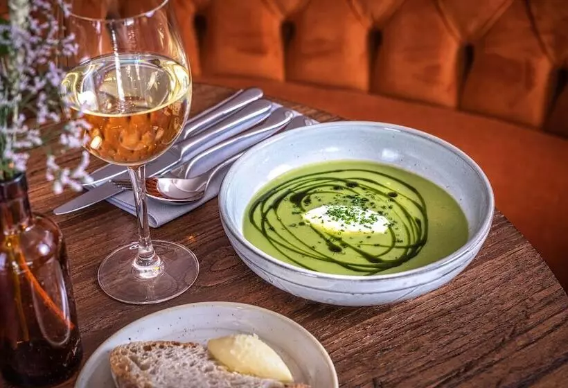 Hotel The Feathers Holt