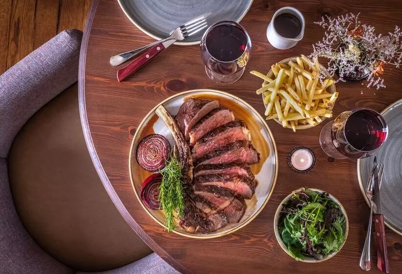 Hotel The Feathers Holt