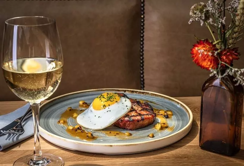 Hotel The Feathers Holt