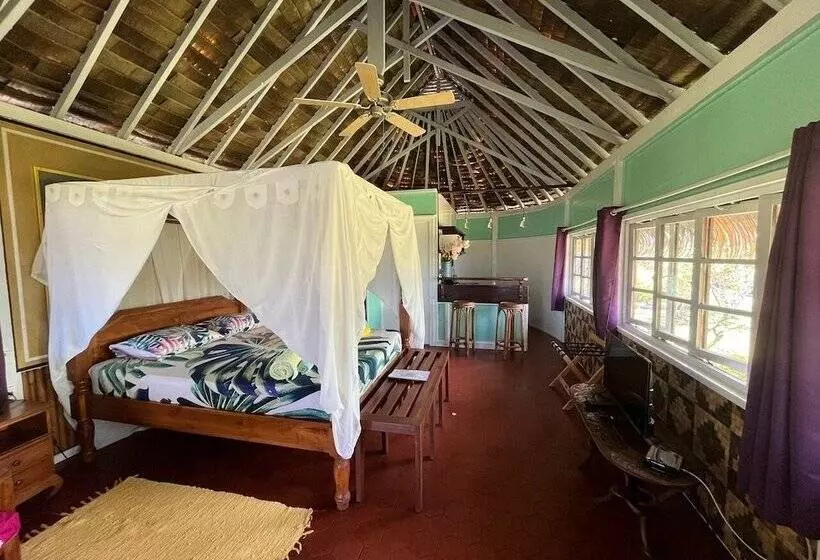 Linareva Moorea Beach Resort