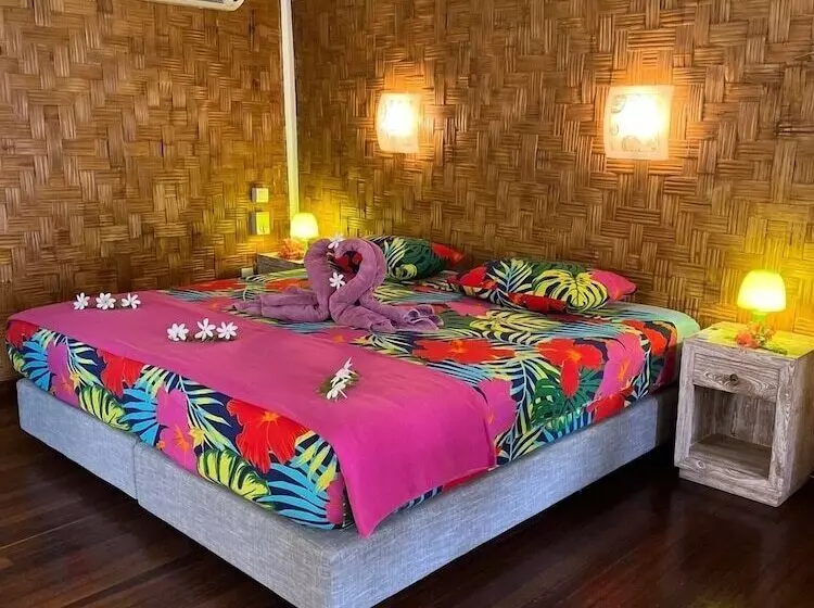 Linareva Moorea Beach Resort