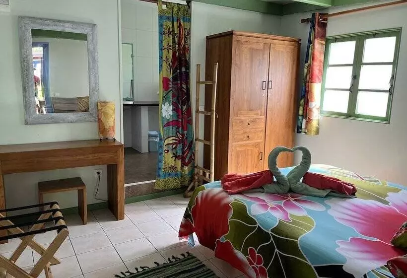 Linareva Moorea Beach Resort