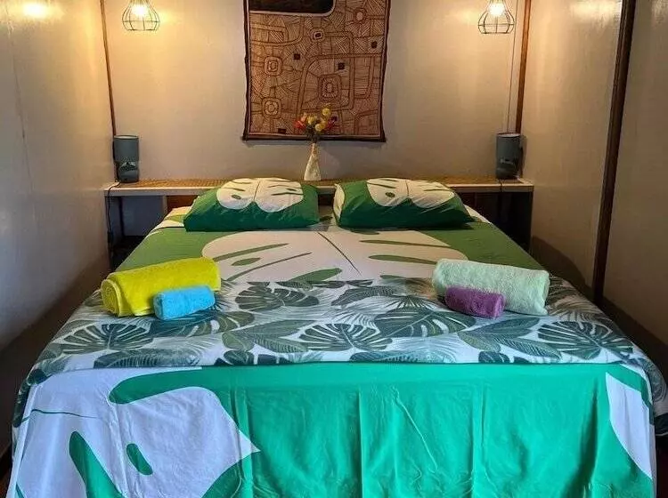 Linareva Moorea Beach Resort