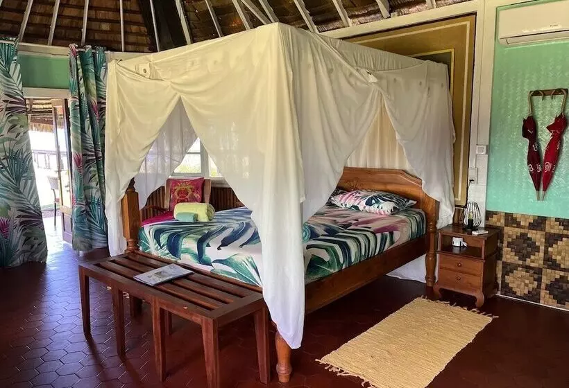 Linareva Moorea Beach Resort