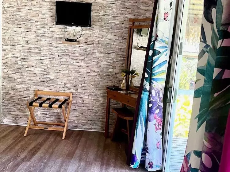 Linareva Moorea Beach Resort