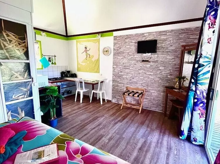 Linareva Moorea Beach Resort