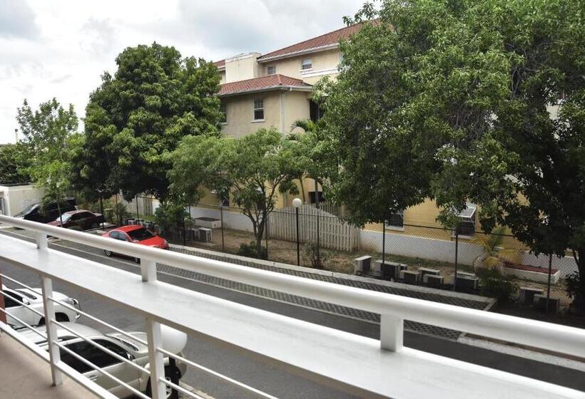 تختخواب و صبحانه The President Room 5 Minutes To Devon House 6 Strathairn Avenue Kingston