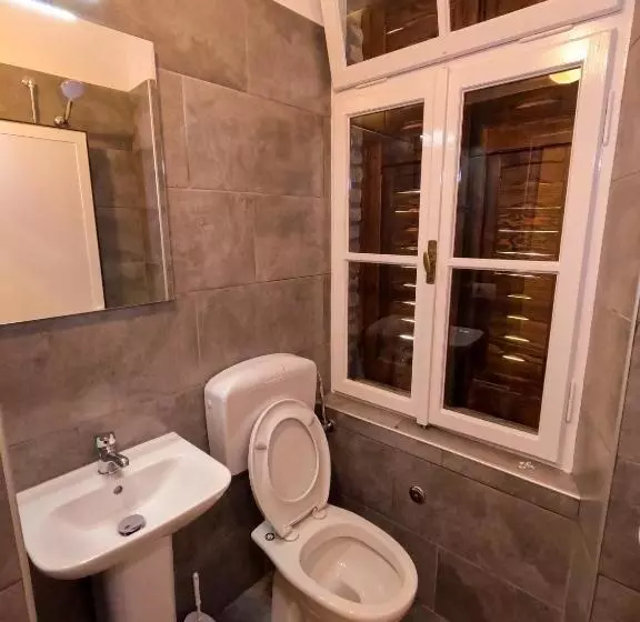 ペンション Intown Guesthouse Shkoder