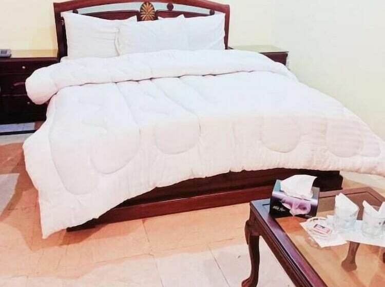 هتل Luxury Palace Peshawar