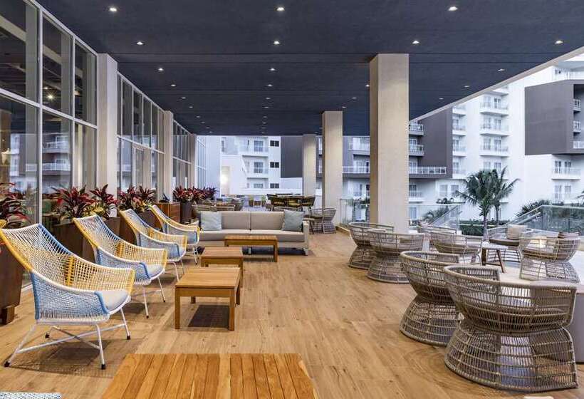 هتل Embassy Suites By Hilton Aruba Beach Resort