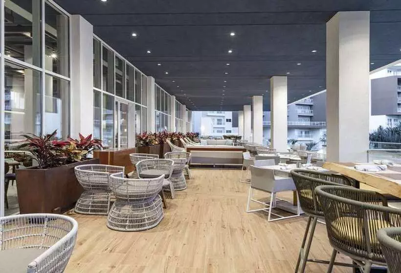 هتل Embassy Suites By Hilton Aruba Beach Resort