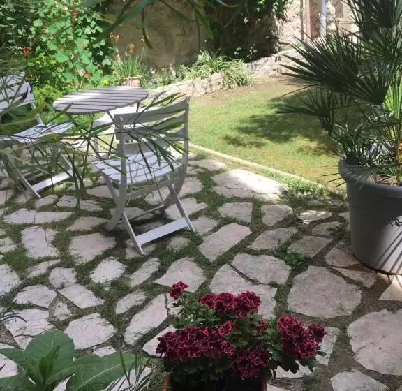 پانسیون Chambre Sur Jardin Secret   Avignon Centre   Climatisée