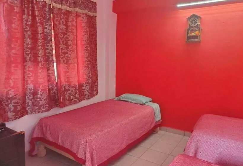 ペンション Hostal Con Regaderas Pedro Escobedo