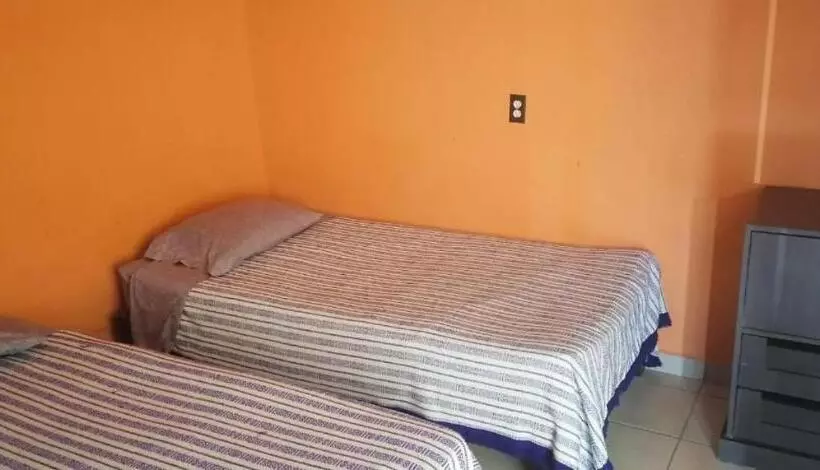 ペンション Hostal Con Regaderas Pedro Escobedo