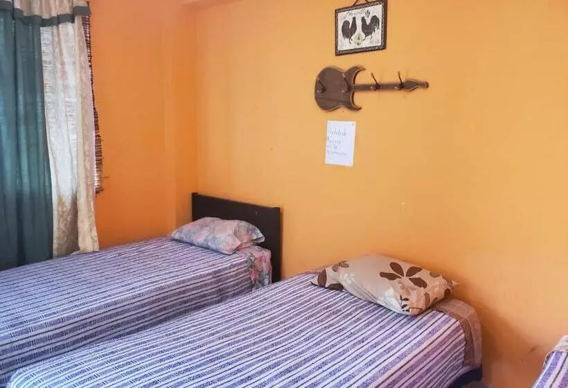 ペンション Hostal Con Regaderas Pedro Escobedo