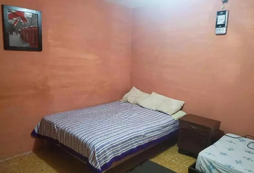 ペンション Hostal Con Regaderas Pedro Escobedo