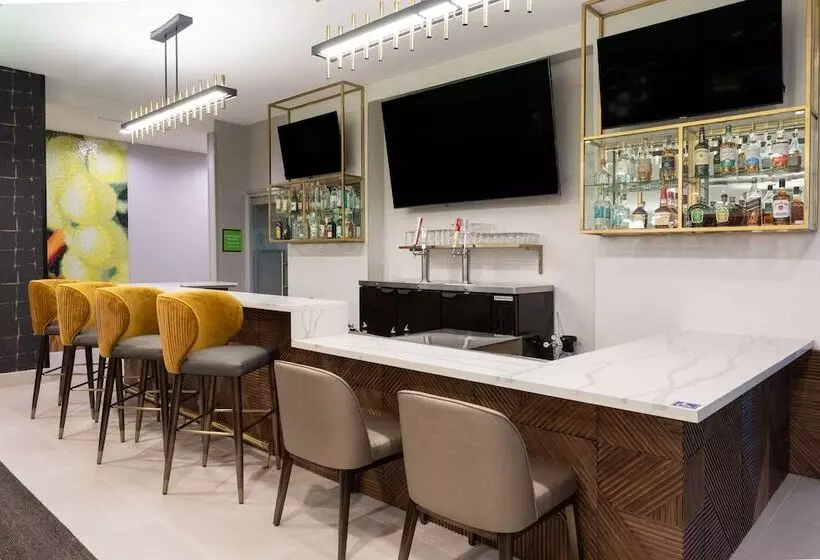 Hotelli La Quinta Inn & Suites By Wyndham Galt Lodi North