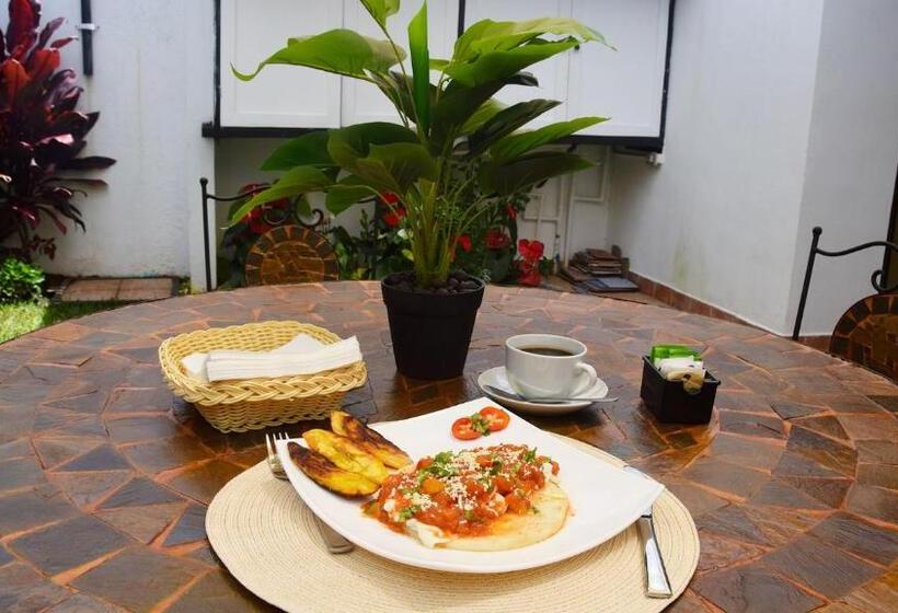 Trebol Amarillo Bed & Breakfast