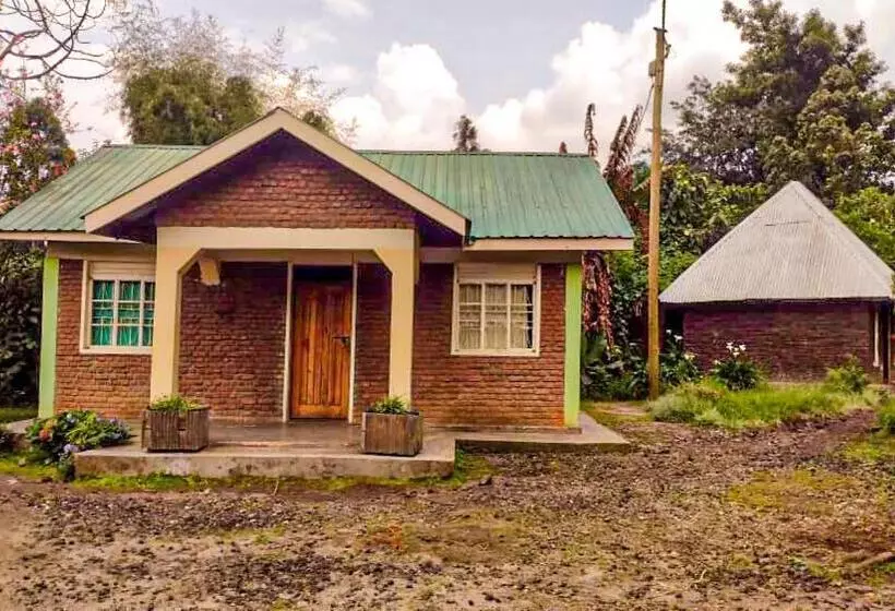 هتل Amajambere Iwacu Community Camp