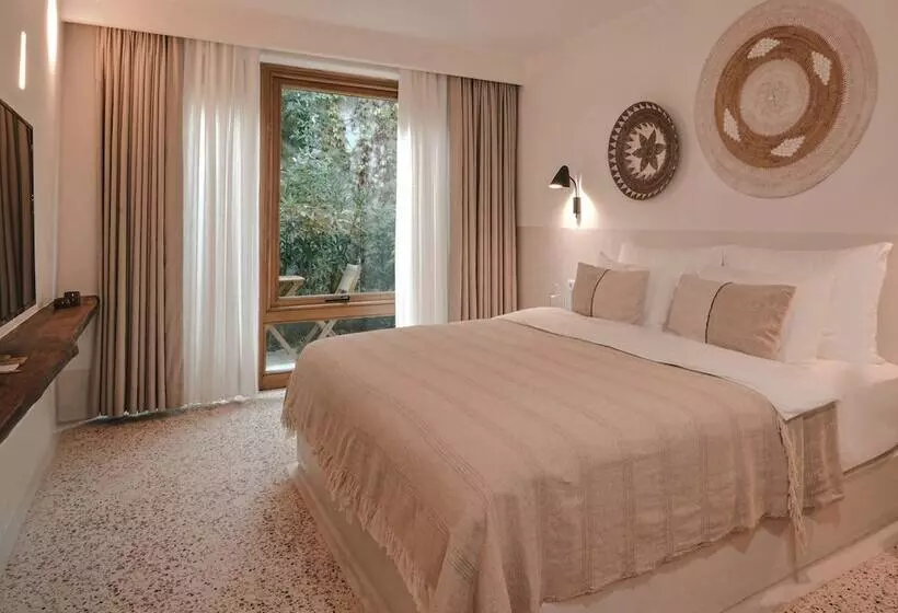 Hotelli Perios Beach House  Adults Only