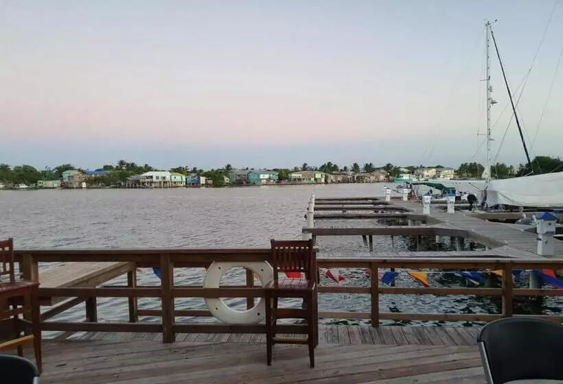 هتل And Dive Center Roatan Yacht Club