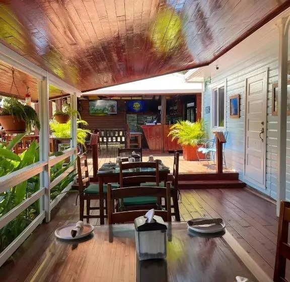 هتل And Dive Center Roatan Yacht Club