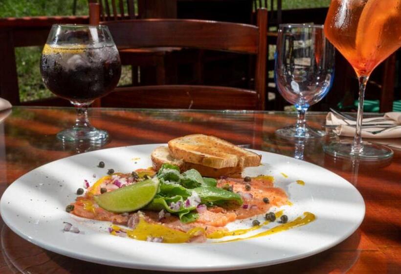 هتل And Dive Center Roatan Yacht Club