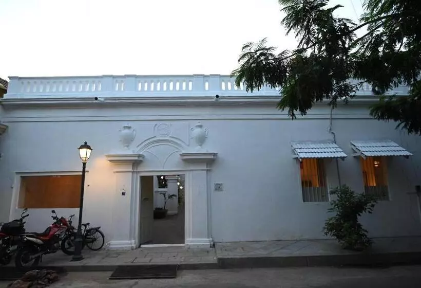 تختخواب و صبحانه La Cedille  French Heritage House