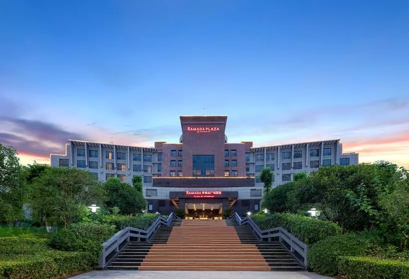Отель Ramada Plaza By Wyndham Chongqing West