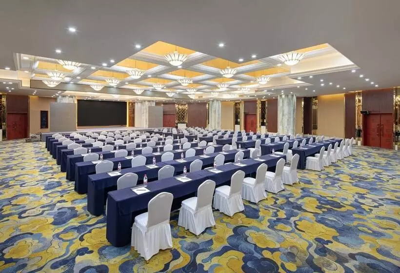 Отель Ramada Plaza By Wyndham Chongqing West