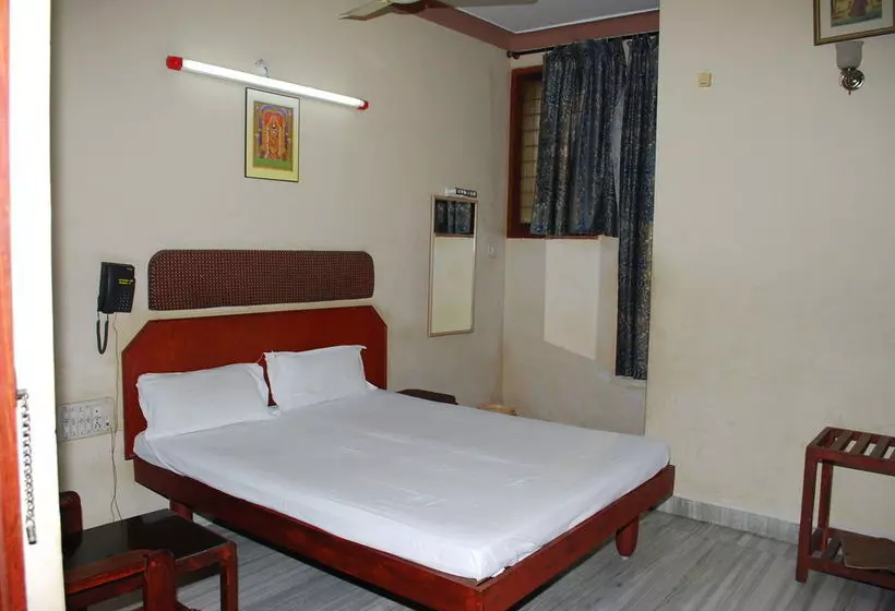 فندق Sri Sai Residency