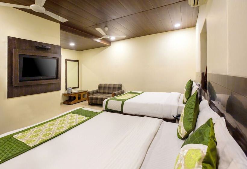 Отель The Leef Inn 500ms From Nakki Lake