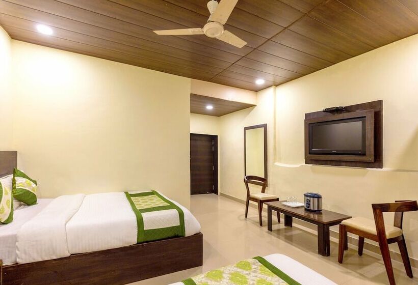 Отель The Leef Inn 500ms From Nakki Lake