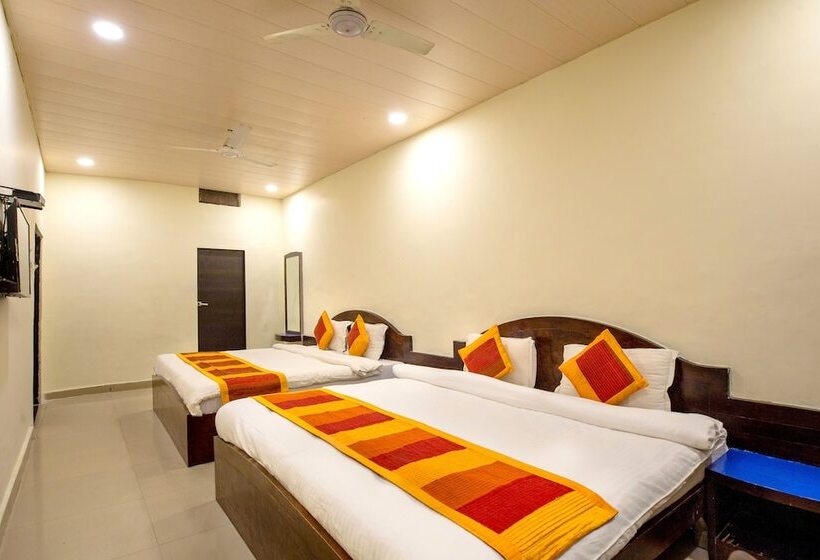 Отель The Leef Inn 500ms From Nakki Lake