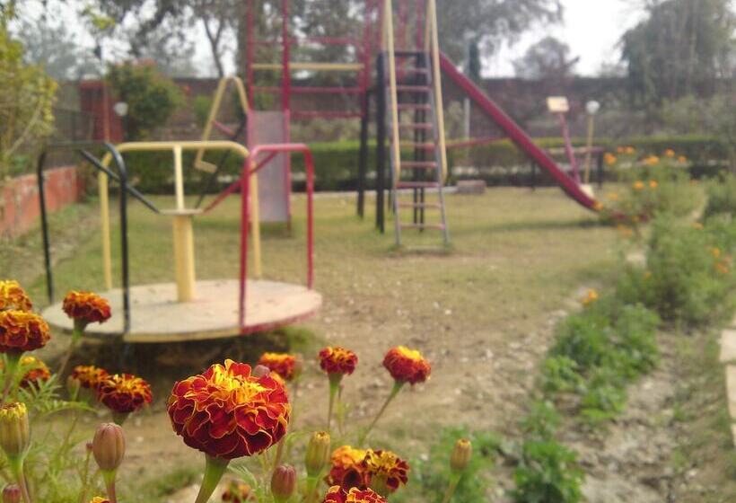 호텔 The New Swaraj Resort