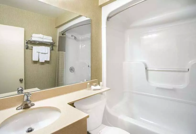 فندق على الطريق Super 8 By Wyndham Kingston