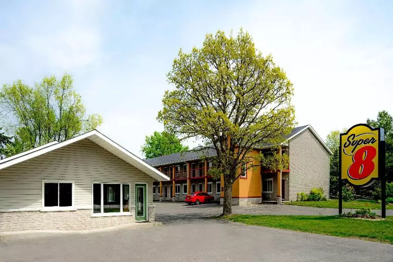 فندق على الطريق Super 8 By Wyndham Kingston