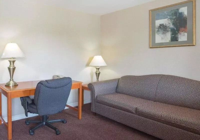 فندق على الطريق Super 8 By Wyndham Kingston