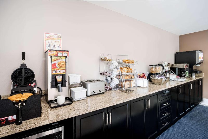 فندق على الطريق Super 8 By Wyndham Kingston