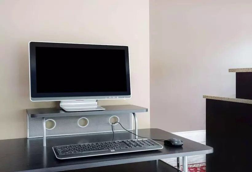 فندق على الطريق Super 8 By Wyndham Kingston