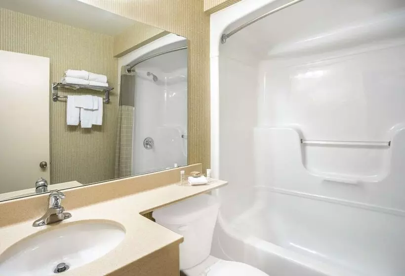 فندق على الطريق Super 8 By Wyndham Kingston