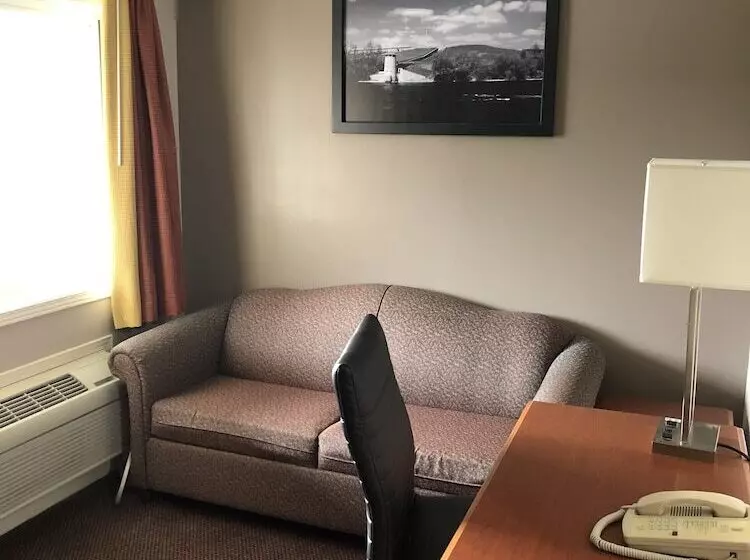 فندق على الطريق Super 8 By Wyndham Kingston