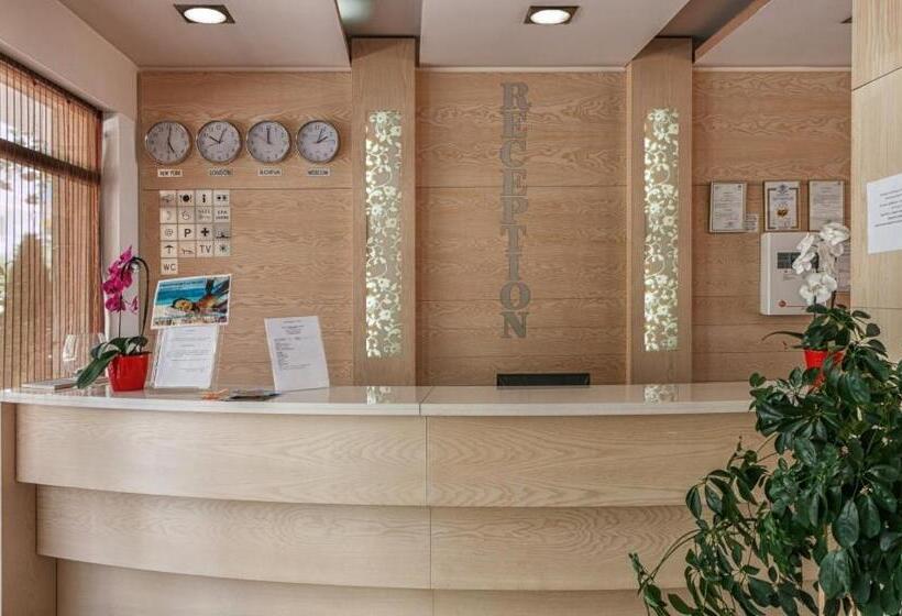 ホテル александра